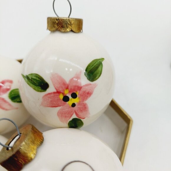 Ceramic Christmas Ornament Round 2" Santa & Floral Set Of 4 White 1991 - Picture 6 of 9